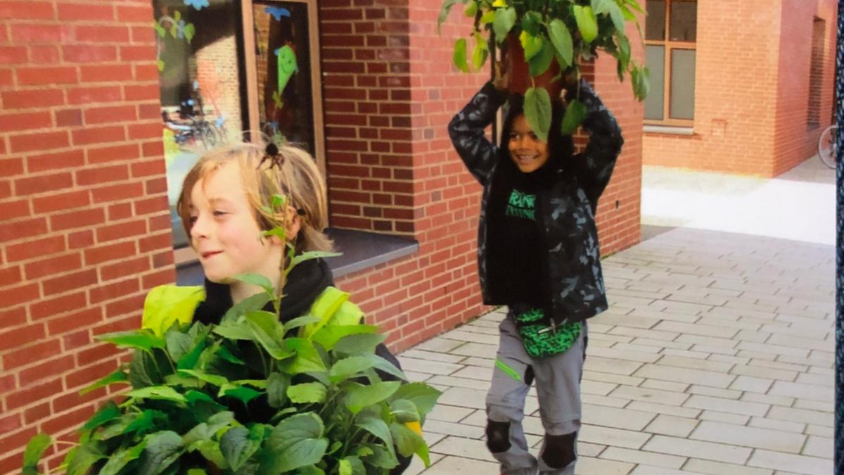 KInder mit Pflanzen in St. Konrad Neuss-Gnadental