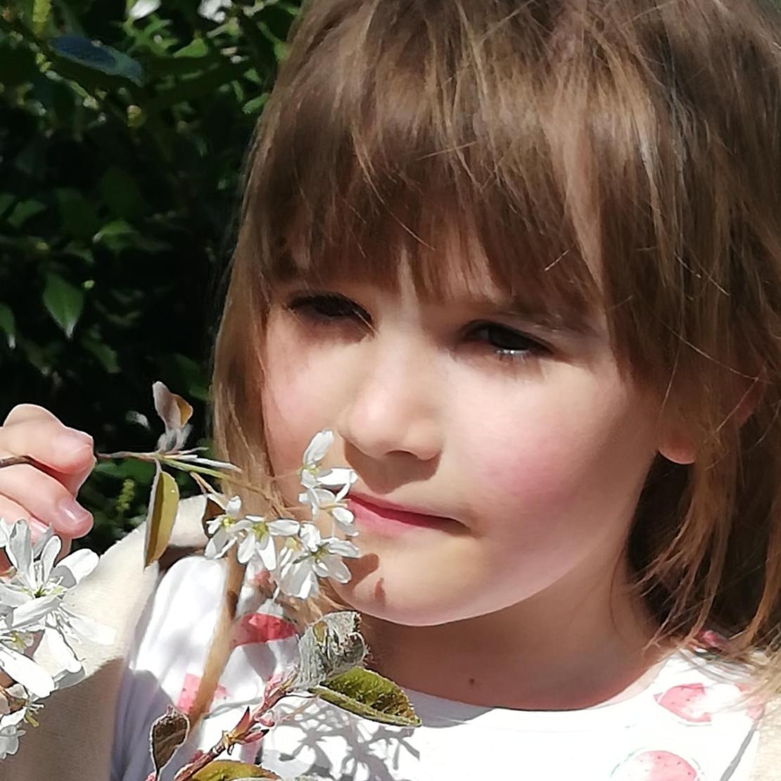 Mädchen mit Blüte